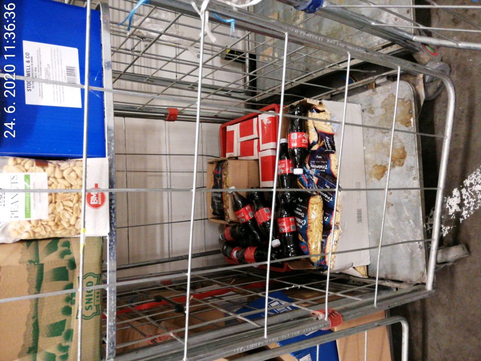 Prepravné klietky znečistené