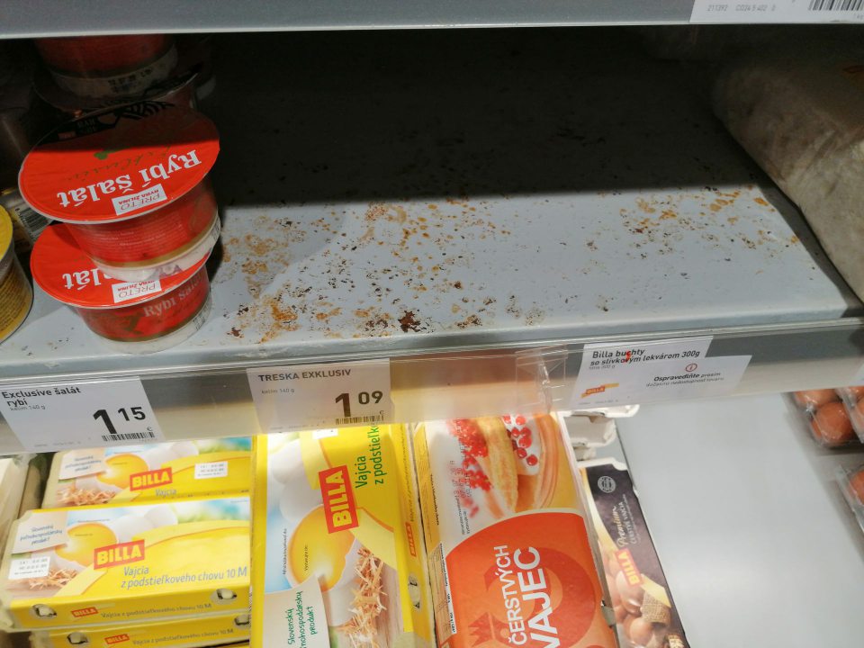 Korózia police chladiaceho zariadenia.