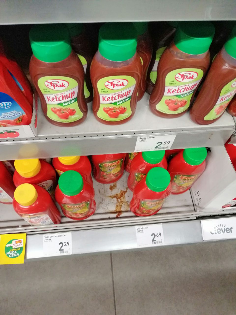 Znečistená polica regálu na predajnej ploche.