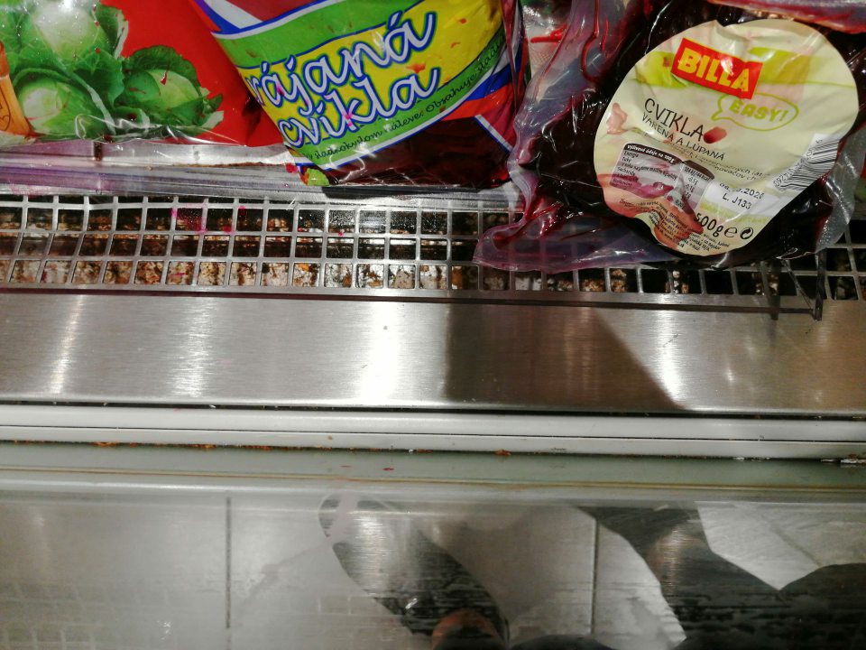 Znečistený priestor pod mriežkou v chladiacej vani.