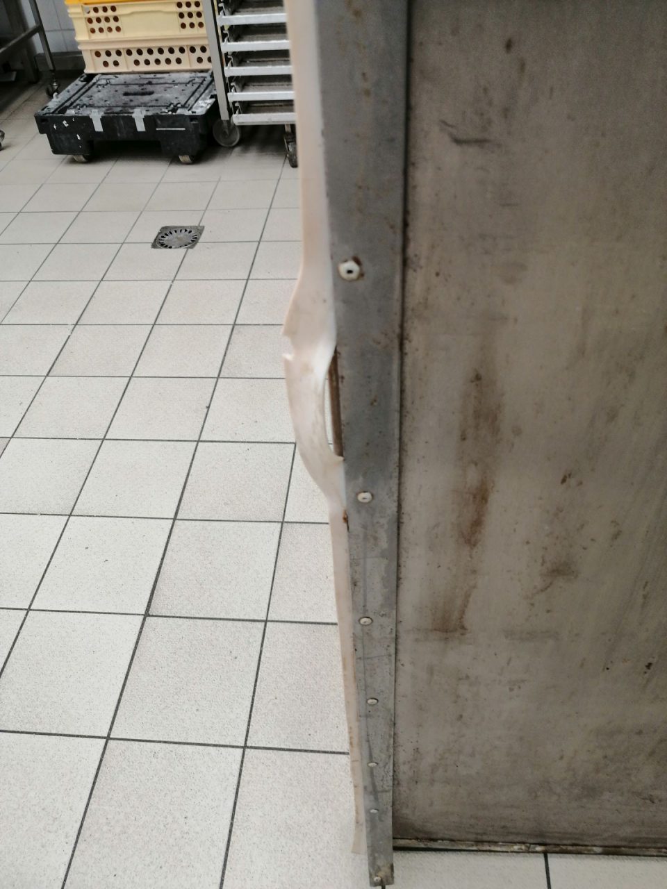 Poškodené tesnenie na dverách kysiarne.