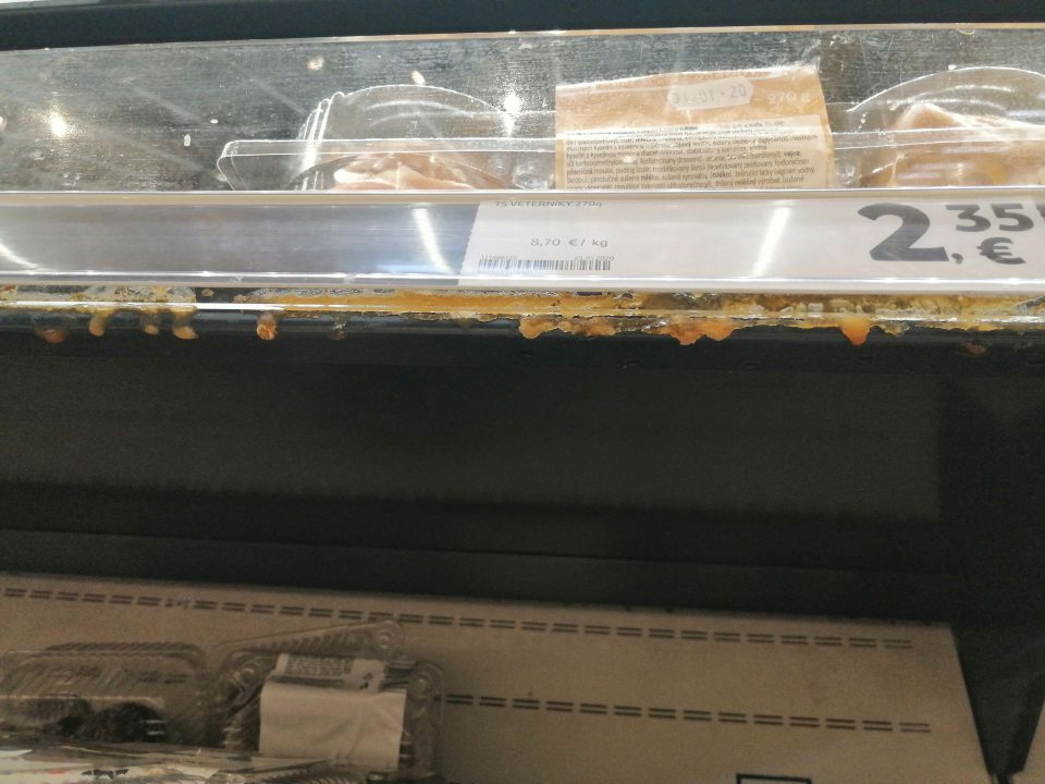 Znečistené lišty pod cenovkami.