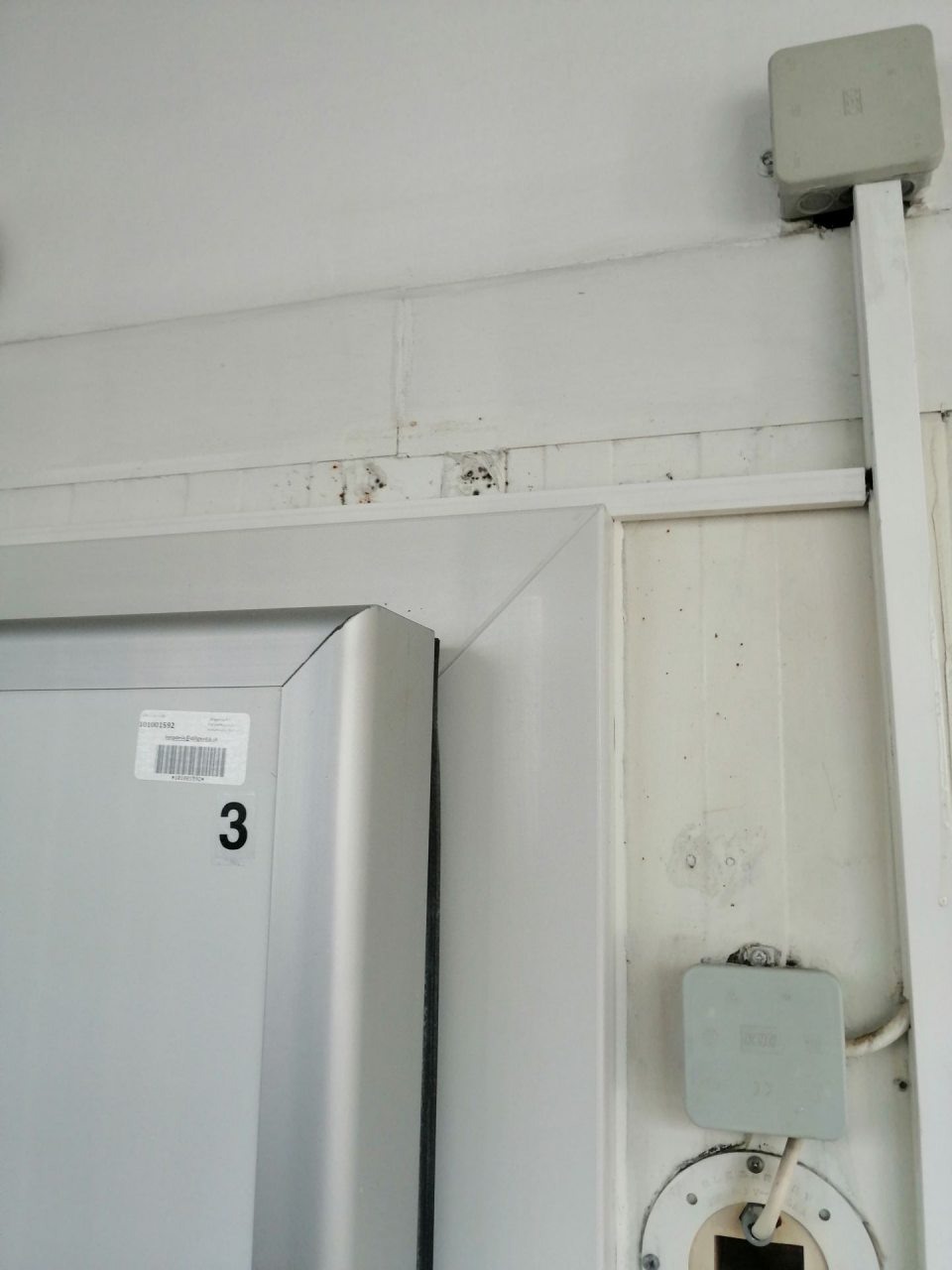 Znečistená stena v okolí zárubne mraziaceho boxu.