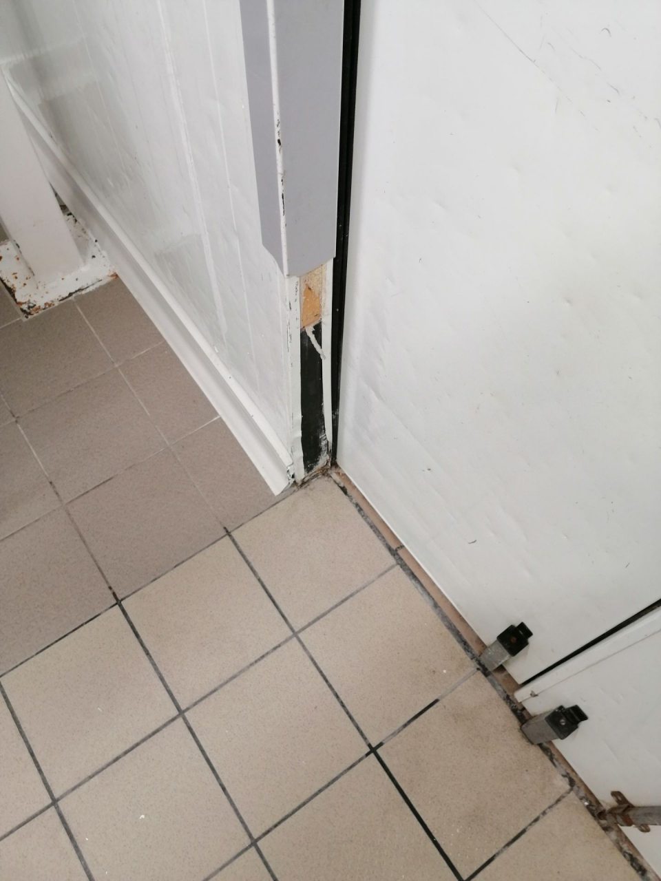 Poškodená zárubňa dverí chladiaceho boxu mäsa.