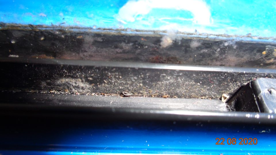 na predajne ploche posuvné lišty dvierok a kryt na mraziacom boxe na nanuky pri pokladni znečistené čiernou špinou a omrvinkami