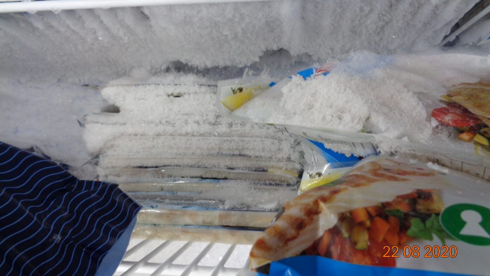 mraziace vitríny na hlboko znrazené potraviny pokryté hrubou vrstvou námrazy