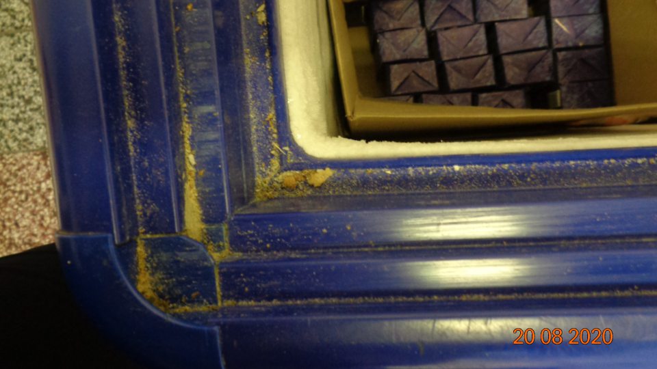 V mraziacom boxe určenom na skladovanie mrazeného mäsa a iného hlbokomrazeného tovaru sú posuvné lišty pokryté omrvinkami, prachom a hrubou špinou. 