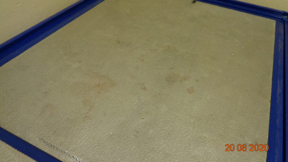 Posuvné dvere na mraziacom boxe sú pokryté čiernou zažratou špinou.