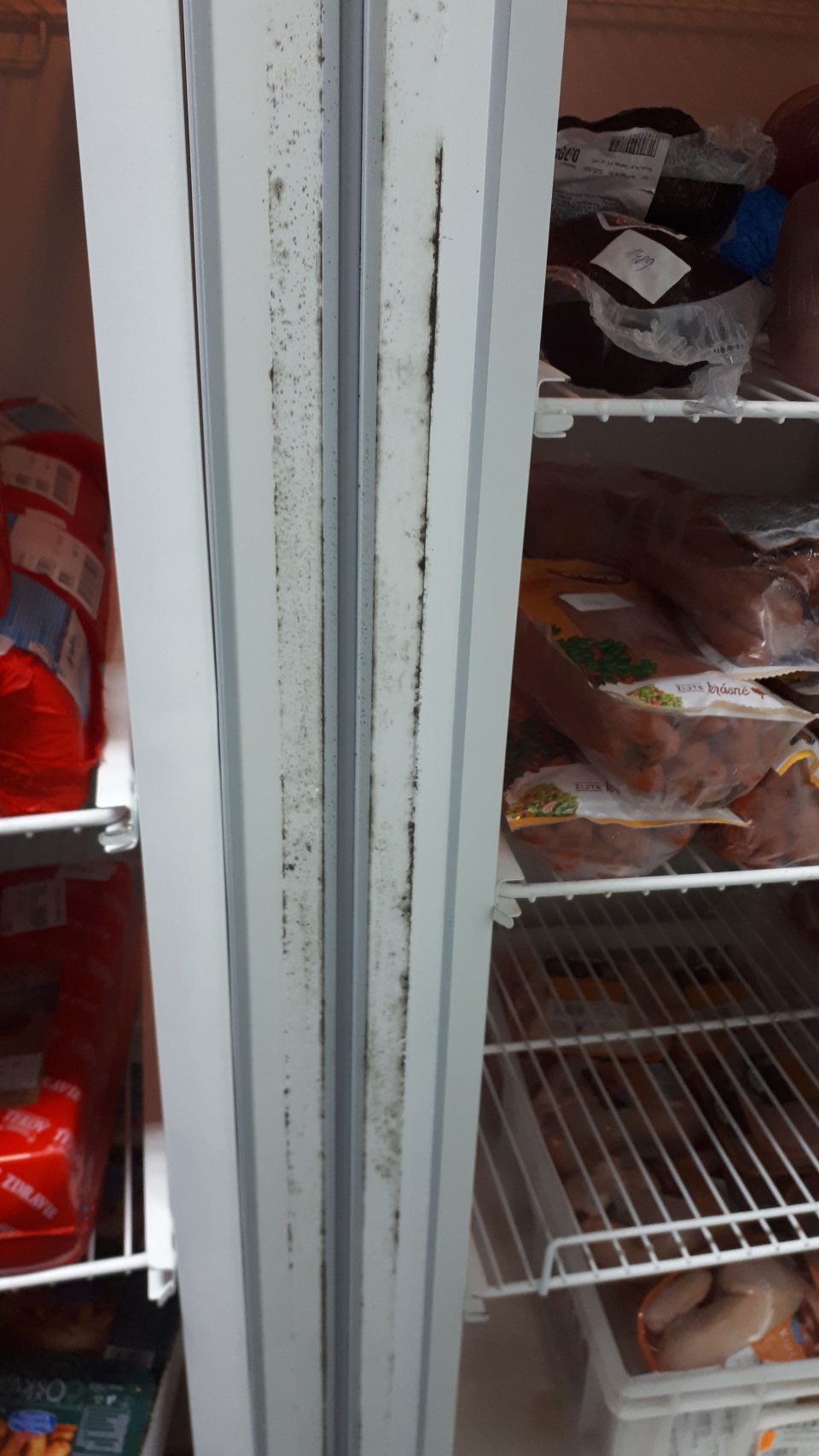 Znečistené chladiace zariadenie na uskladnenie mäsových výrobkov.