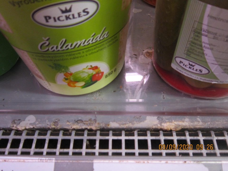 Znečistené a plesňami pokryté mriežky chladiacich zariadení.