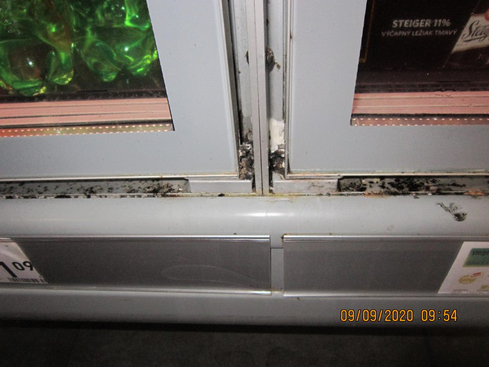 Plesňami pokryté mriežky chladiacich zariadení.