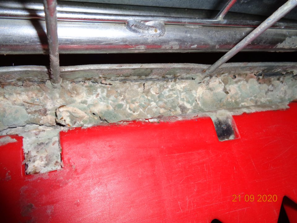 Chladiarensky box na lahôdky znečistená zaplesnivelá kovová konštrukcia