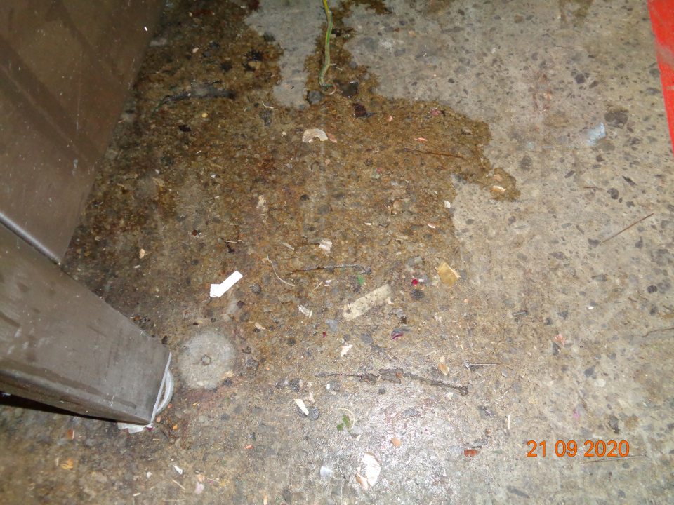 Podlaha v okolí pracovného stola na prípravu zeleniny potečená špinavá