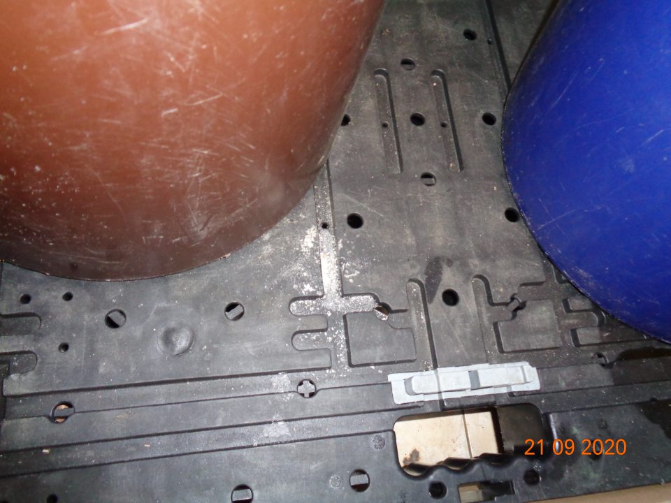 V časti kafilérneho boxu znečistená podlaha a plesnivé dvere.