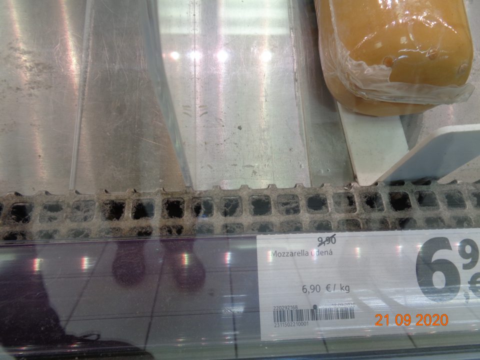  Za mäsovým pultom v časti predaja syrov plechové mriežky silne znečistené prachom