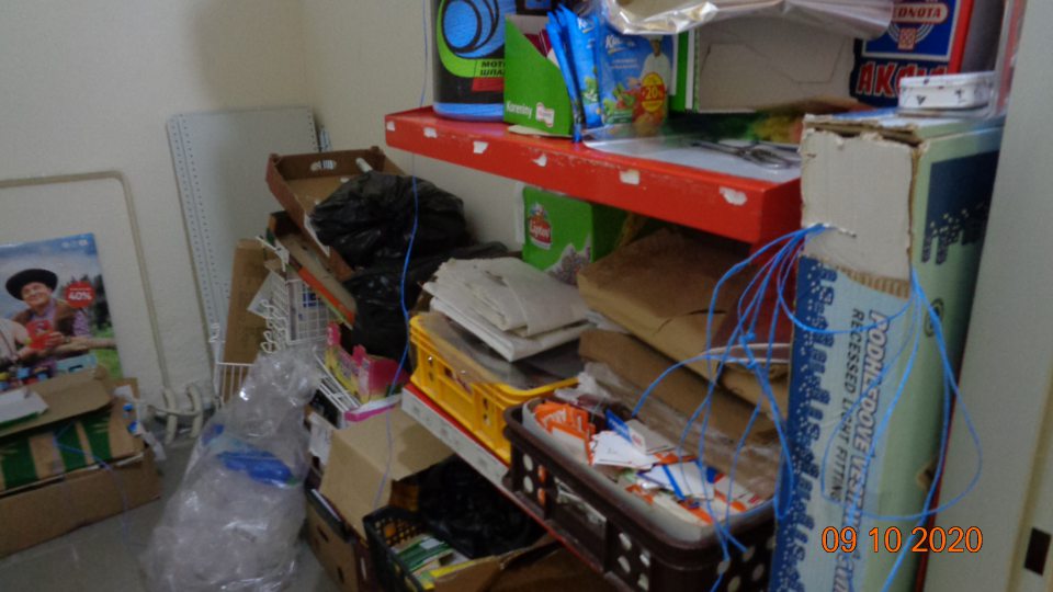 Nesprávne uložený obalový materiál určený na balenie potravín.