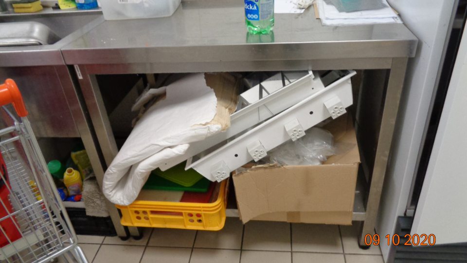 Nesprávne uložený obalový materiál určený na balenie potravín.