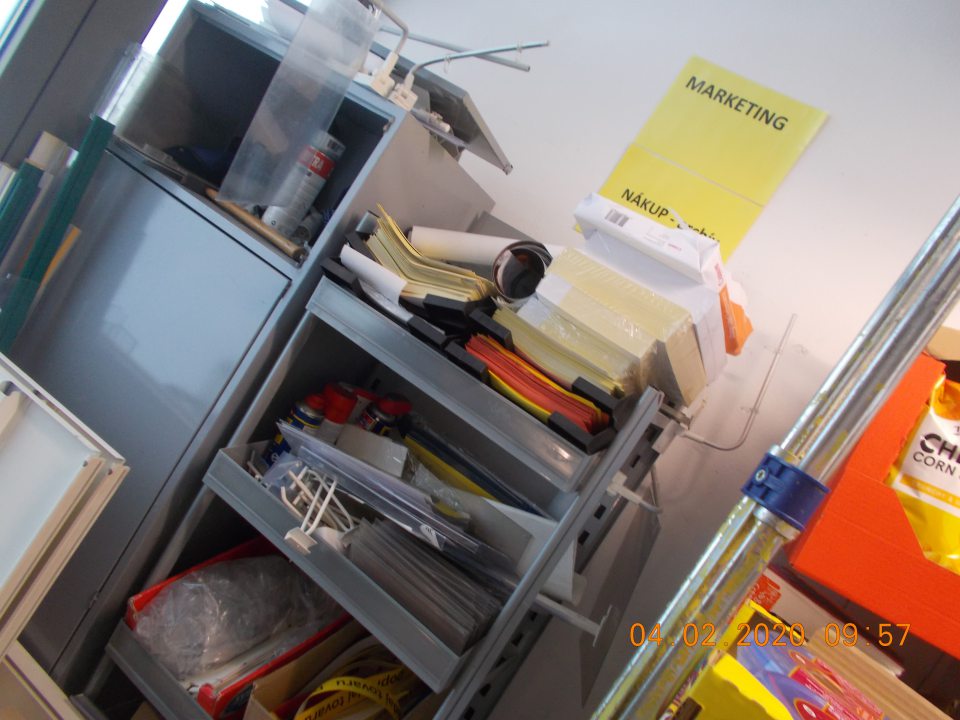 Nevhodná manipulácia s potravinami.