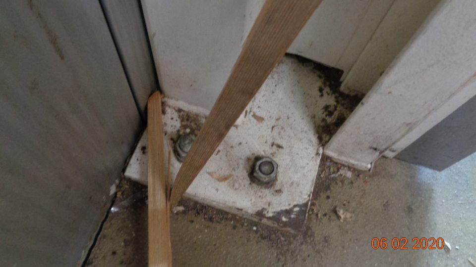  V priestoroch príjmu potravín v rohoch a okolí lisu na kartóny zhluky prachu, špiny kartónov a pavučín. 