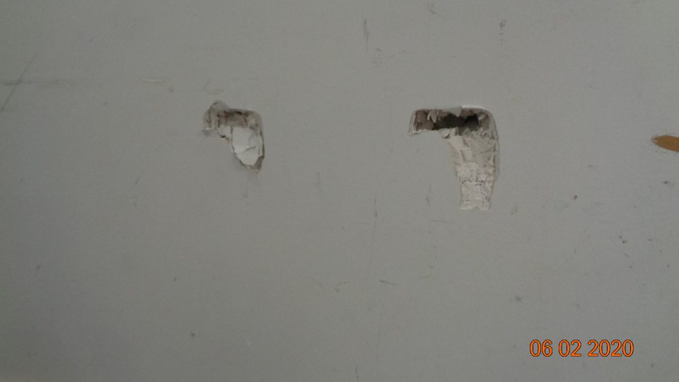  V skladovom priestore poškodená bočná stena, 