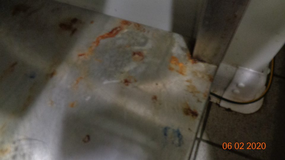 Poškodené plechové regále v sklade ovocia a zeleniny - skorodvané. 