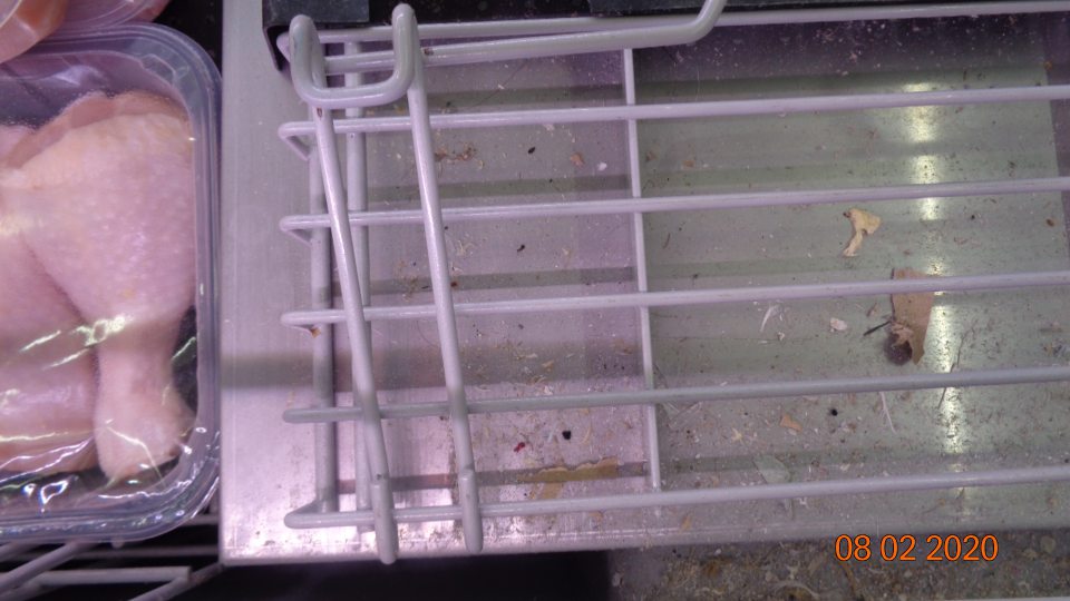 Chladiace boxy na predajnej ploche znečistené z vnútra zvyškami potravín, kartónov a obalov, prachom a omrvinkami