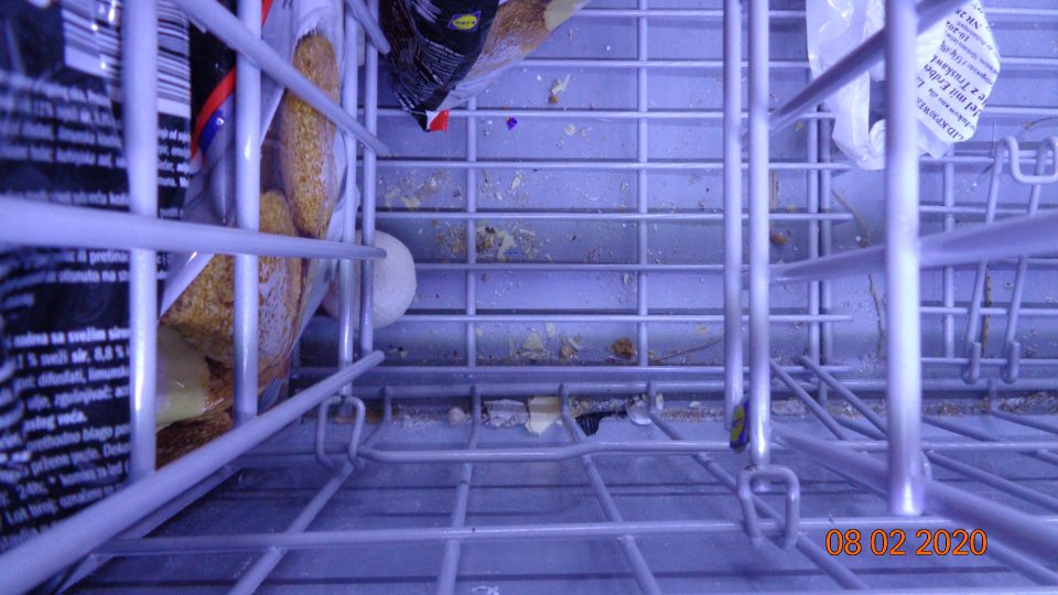 Mraziace boxy na predajnej ploche znečistené z vnútra zvyškami potravín, kartónov a obalov, prachom a omrvinkami.