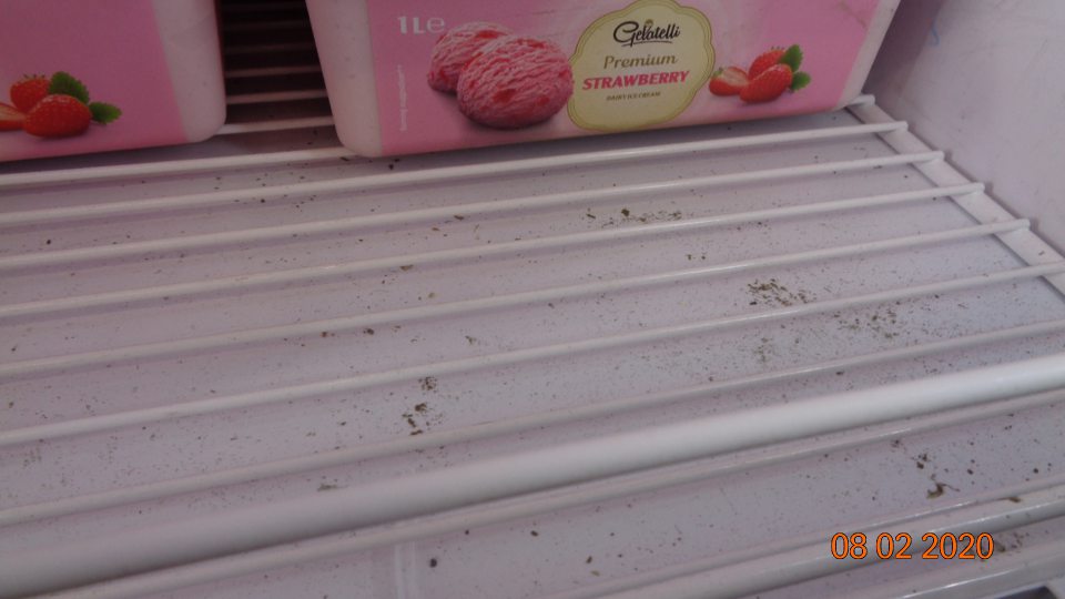 Znečistené mraziace boxy na predajnej ploche.