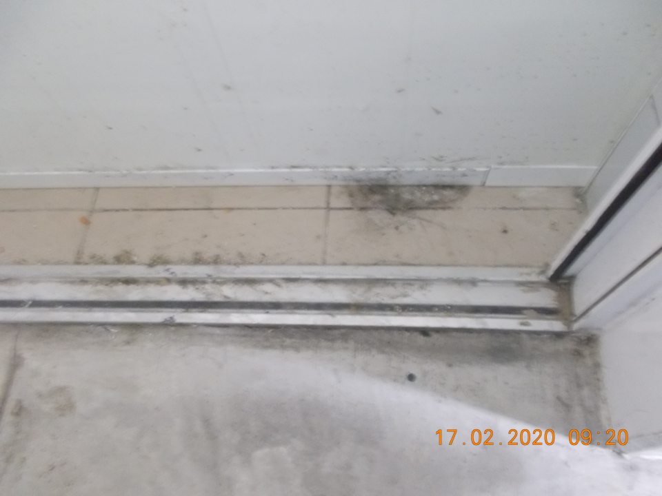 V skladovacích priestoroch silne znečistené podlahy.