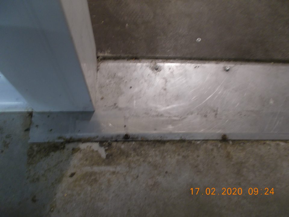 V skladovacích priestoroch silne znečistené podlahy.