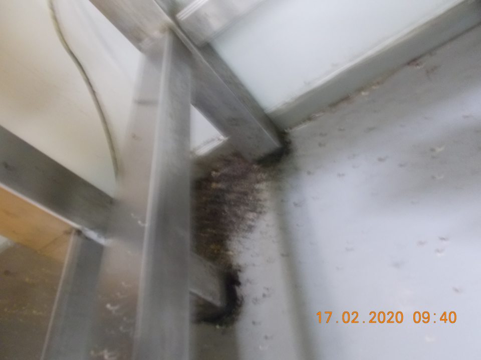 V skladovacích priestoroch silne znečistené podlahy.