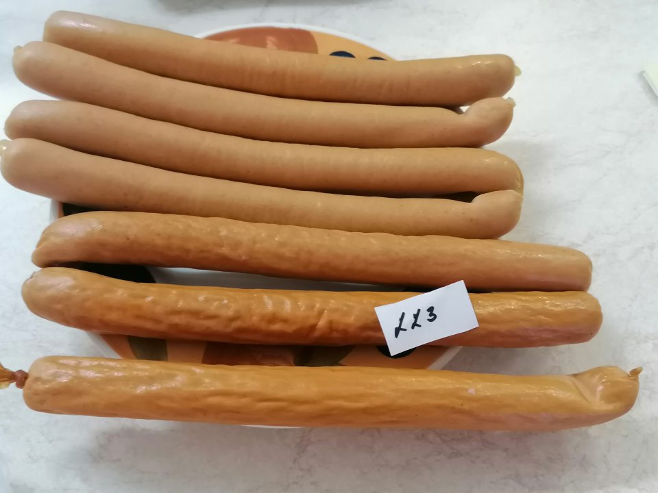 Slovenské párky nevyhovujú senzorickým požiadavkám: povrch vrásčitý, vôňa cudzia, vykazuje známky kazenia. 