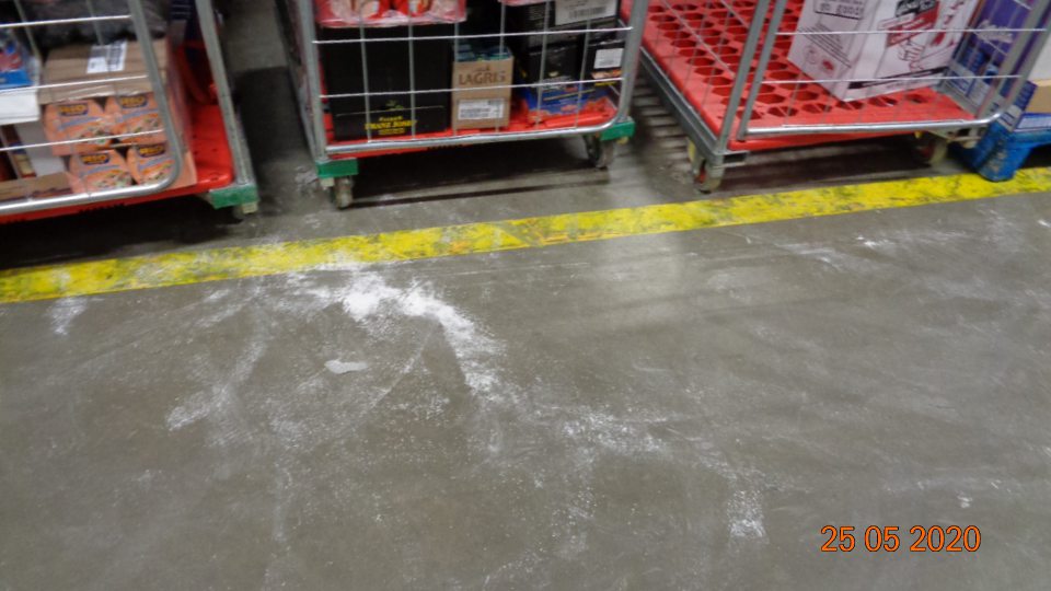 V skladovacích priestoroch na viacerých miestach znečistená podlaha.