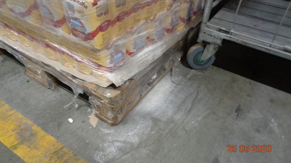 V skladovacích priestoroch na viacerých miestach znečistená podlaha.