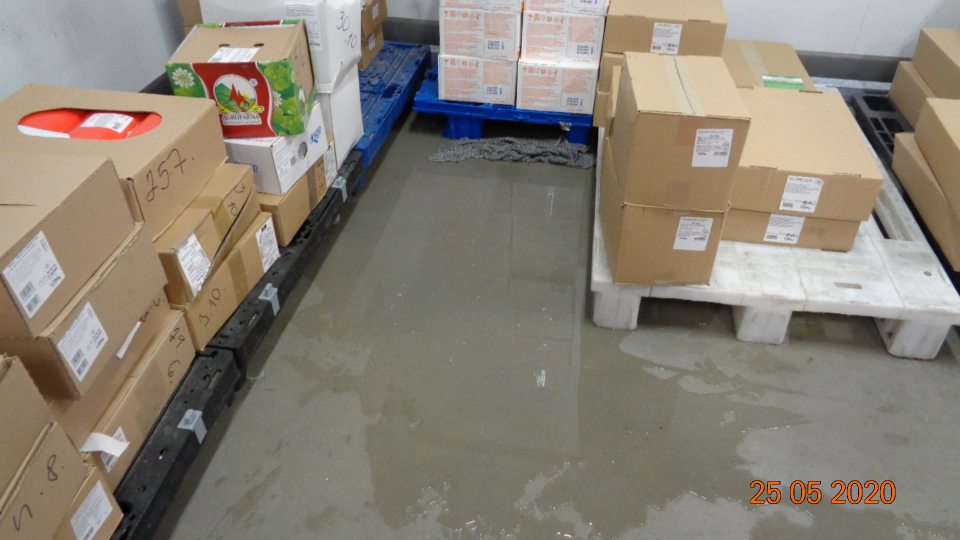 V skladovacích priestoroch - sklad lahodkarsky - vytečená voda na podlahe.