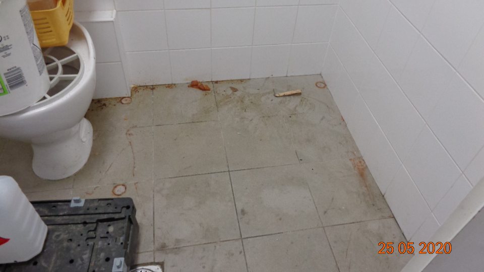 V skladovacích priestoroch na viacerých miestach znečistená podlaha.