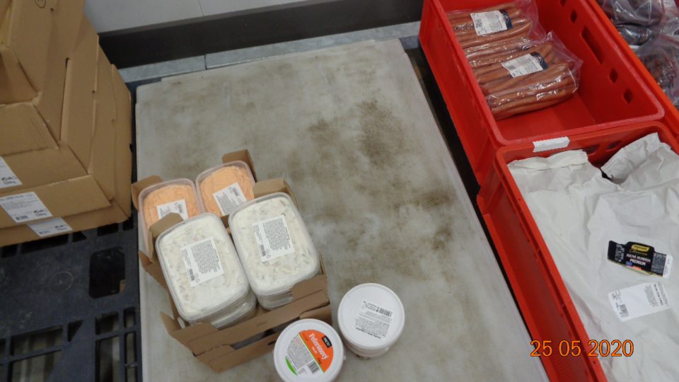 V skladovacích priestoroch znečistené palety a prepravné klietky potravín.