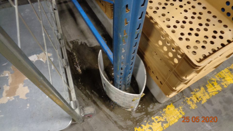 V skladovacích priestoroch znečistené palety a prepravné klietky potravín.