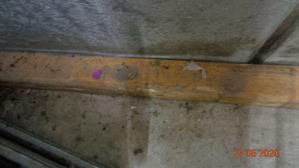 Podlaha v sklade na viacerých miestach znečistená prachom, zvyškami obalov, kartónov,potravín a omrvinkami.