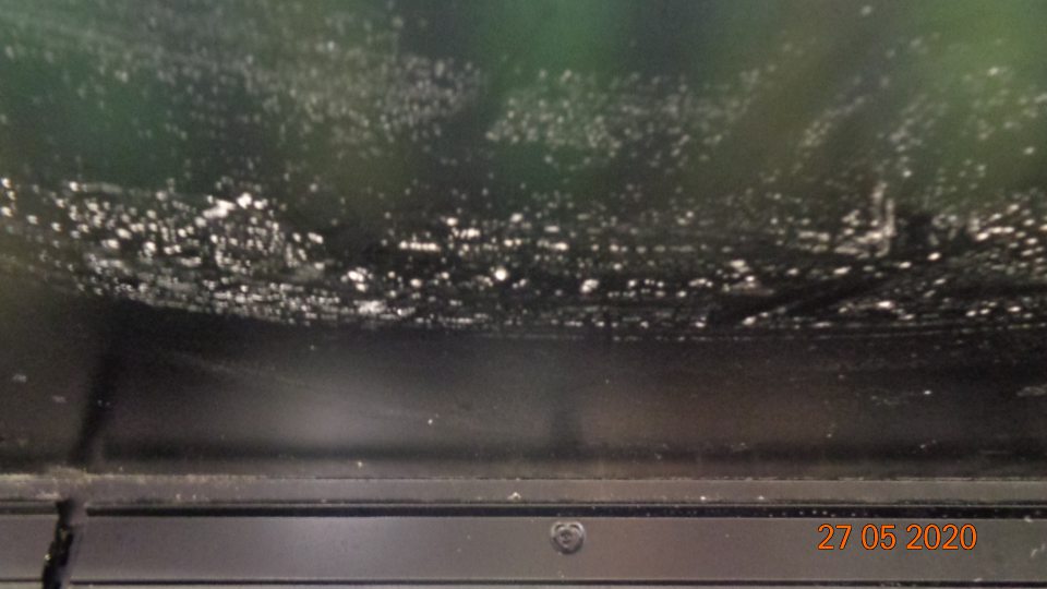 Chladiace vitríny na predajnej ploche s uloženými zmesnými tukmi, mäsovými výrobkami a syrmi z vnútra na viacerých miestach znečistené ložiskami bielej plesne.