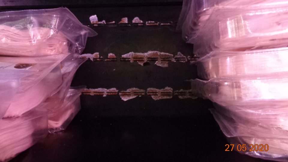 Chladiace boxy v časti pultového predaja mäsových výrobkov a syrov z vnútra na viacerých miestach znečistené ložiskami bielej plesne a na niekoľkých miestach poškodená povrchová úprava.