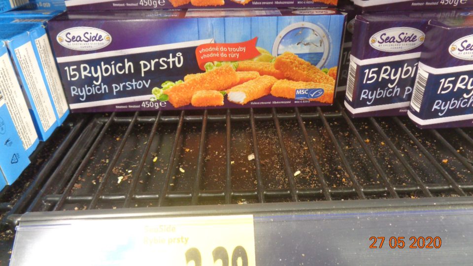 Mraziace boxy na predajnej ploche s uloženými hlbokomrazenými rybami a polotovarmi na viacerých miestach z vnútra znečistené omrvinkami, zvyškami obalov a potravín.