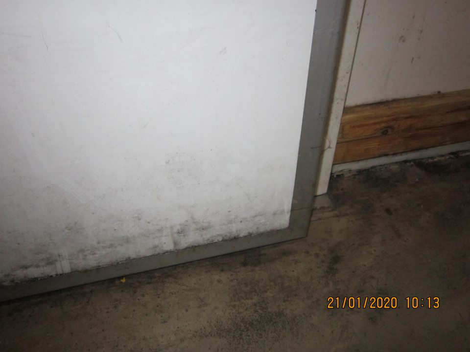 Skladové priestory - znečistená podlaha čiernou špinou po okrajoch stien a v rohoch v okolí vstavaných mraziarenských zariadení, znečistená spodná časť dverí vstavaných mraziarenských zariadení od čiernej špiny,