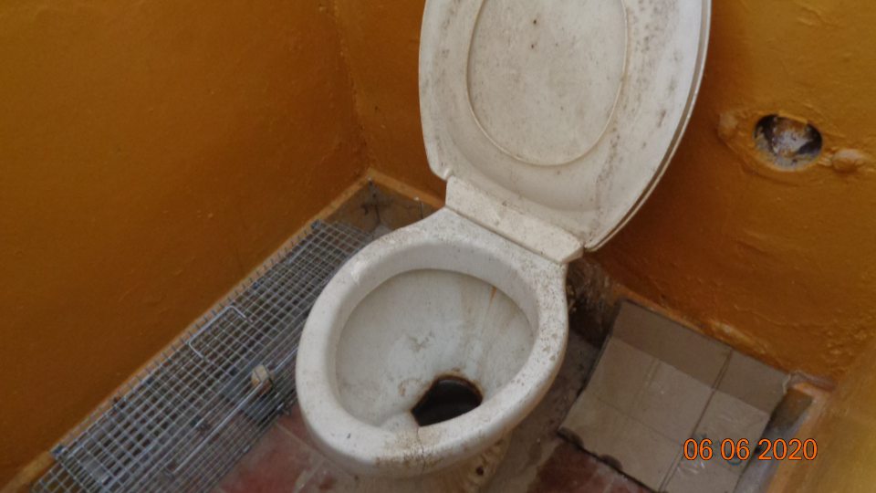 Vpravo od výťahu otvorená miestnosť s WC - výrazne znečistené a zapáchajúce. 