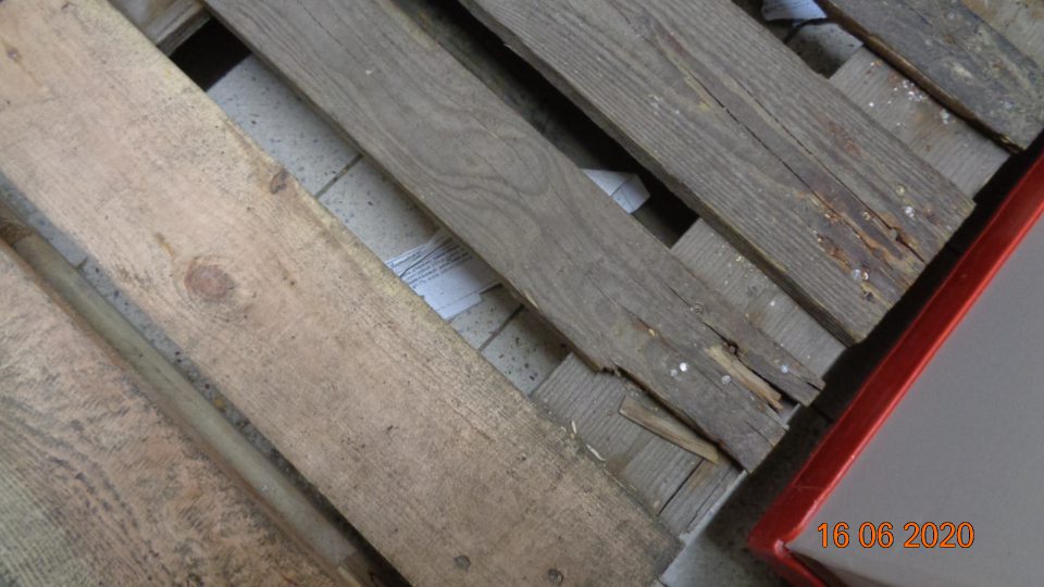  mraziacom boxe TIKO pod paletami zbytky etikiet, omrvinky a chuchvalce prachu