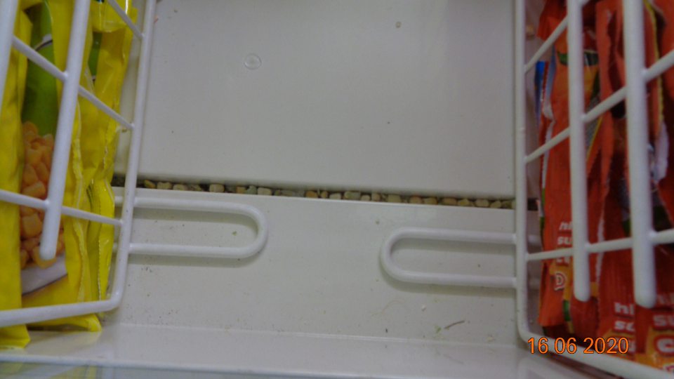 v chladiacom boxe mäsných výrobkov a lahôdok podlaha pod kovovým regálom znečistená zaschnutou potečenou šťavou z lahôdok