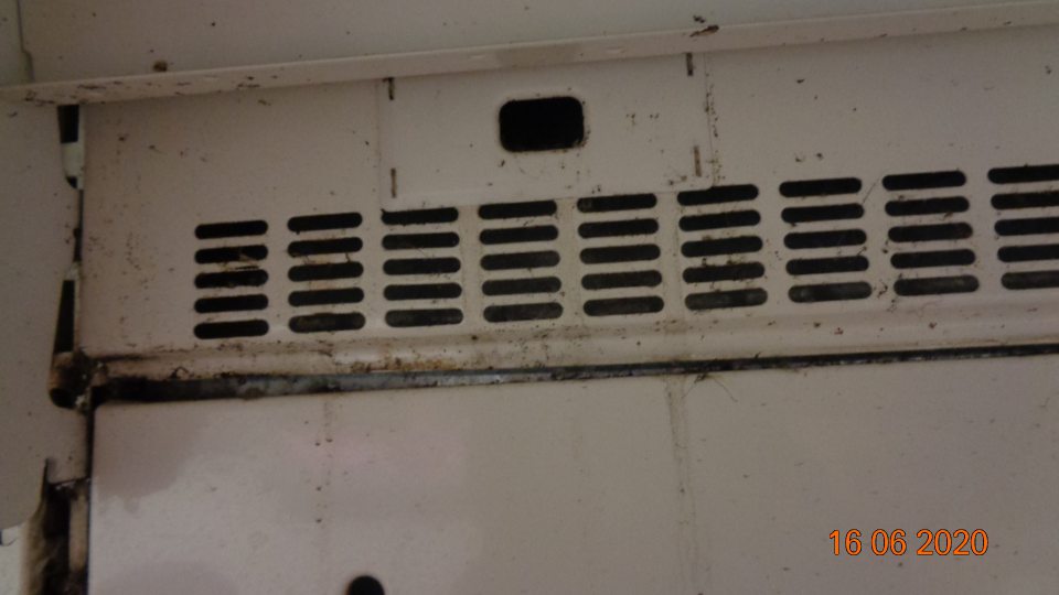 chladiaca vitrína s mäsovými výrobkami a mäsom v spodnej zadnej časti regálu vitríny bolo na viacerých miestach zistené znečistenie čiernou špinou a uhynutým hmyzom