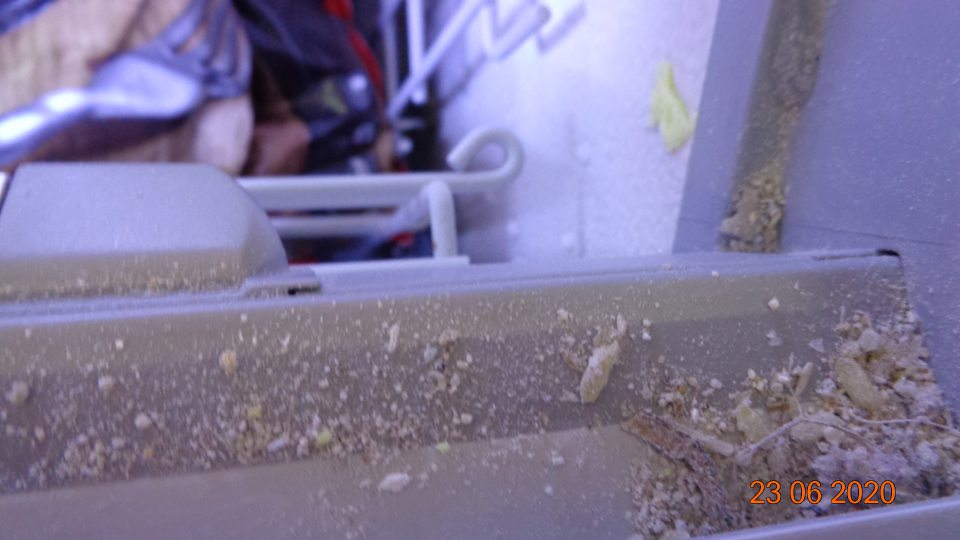 Znečistené posuvné lišty na chladiacich boxoch.