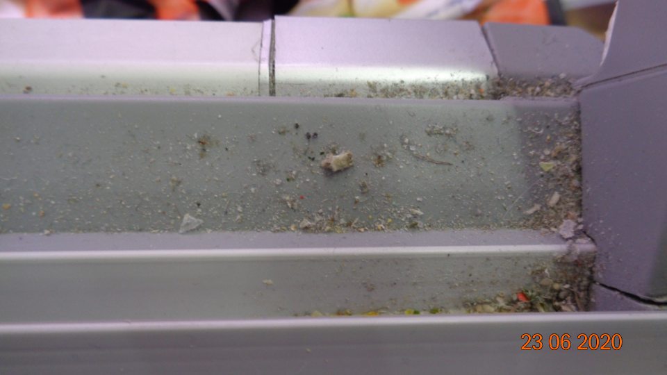 Znečistené posuvné lišty na chladiacich boxoch.