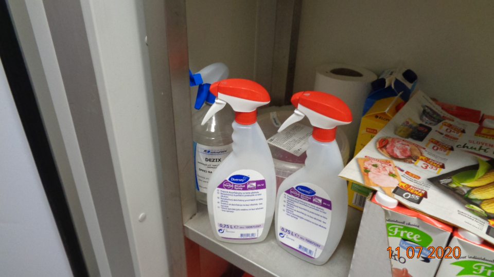 V chladiacom boxe mliečnych výrobkov  na regále medzi mliečnymi výrobkami uložené dezinfekčné prostriedky používané na priebežnú dennú dezinfekciu.